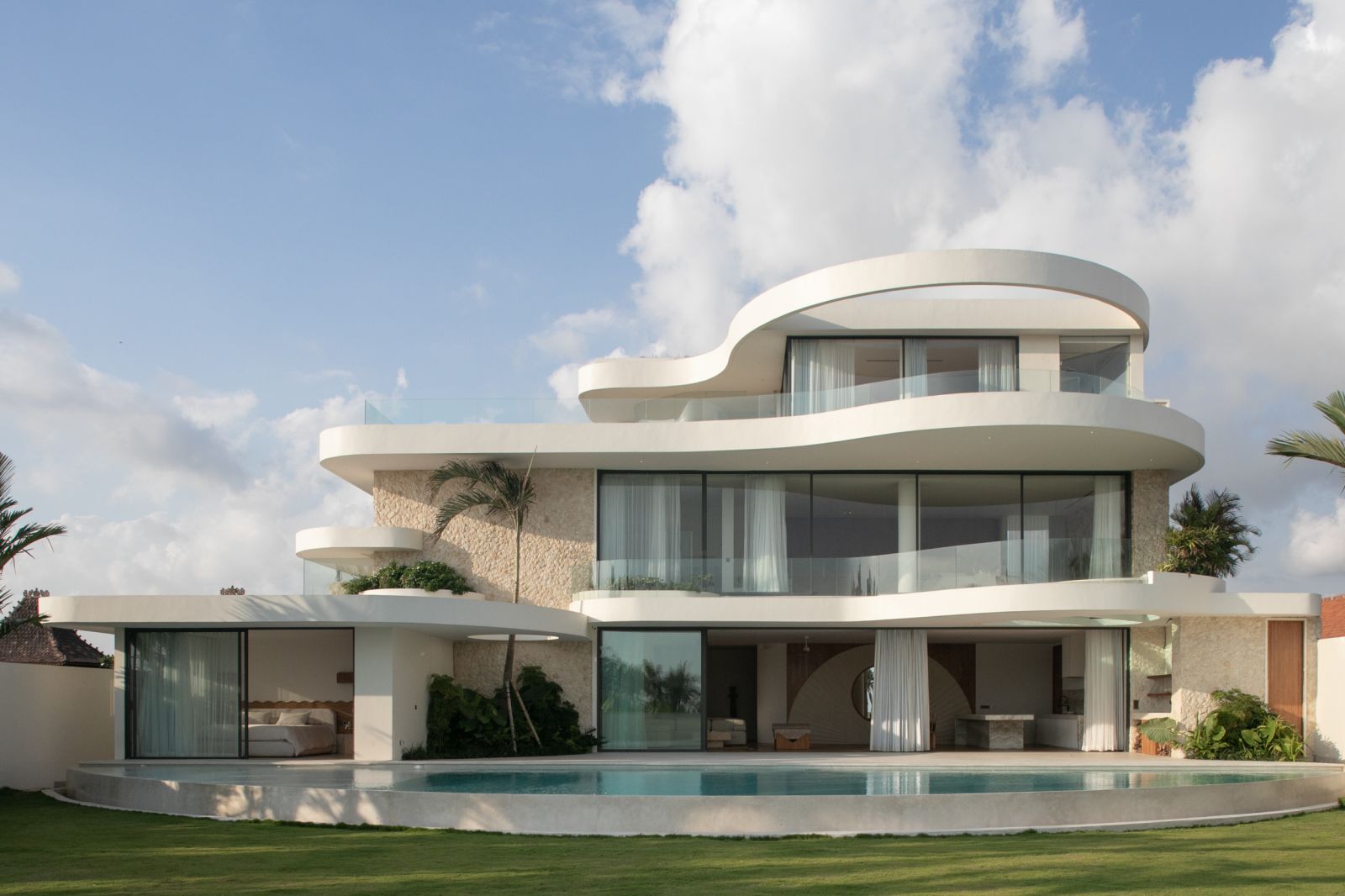 LUXURY CALIFORNIAN COASTAL-STYLE VILLA